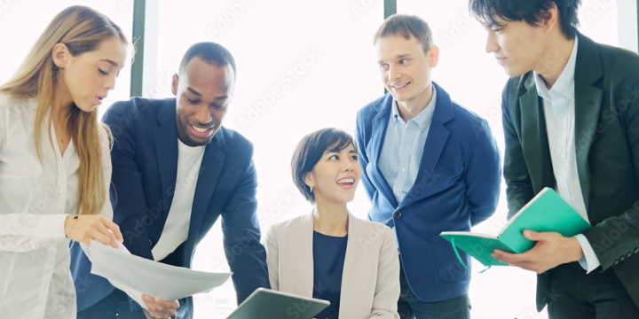 ルーツの違う者が集まって意見交換をしている様子